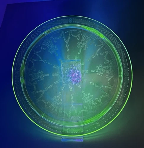 ANCHOR HOCKING Cameo Ballerina Green Uranium 10" Pedestal Cake Platter GLOWS