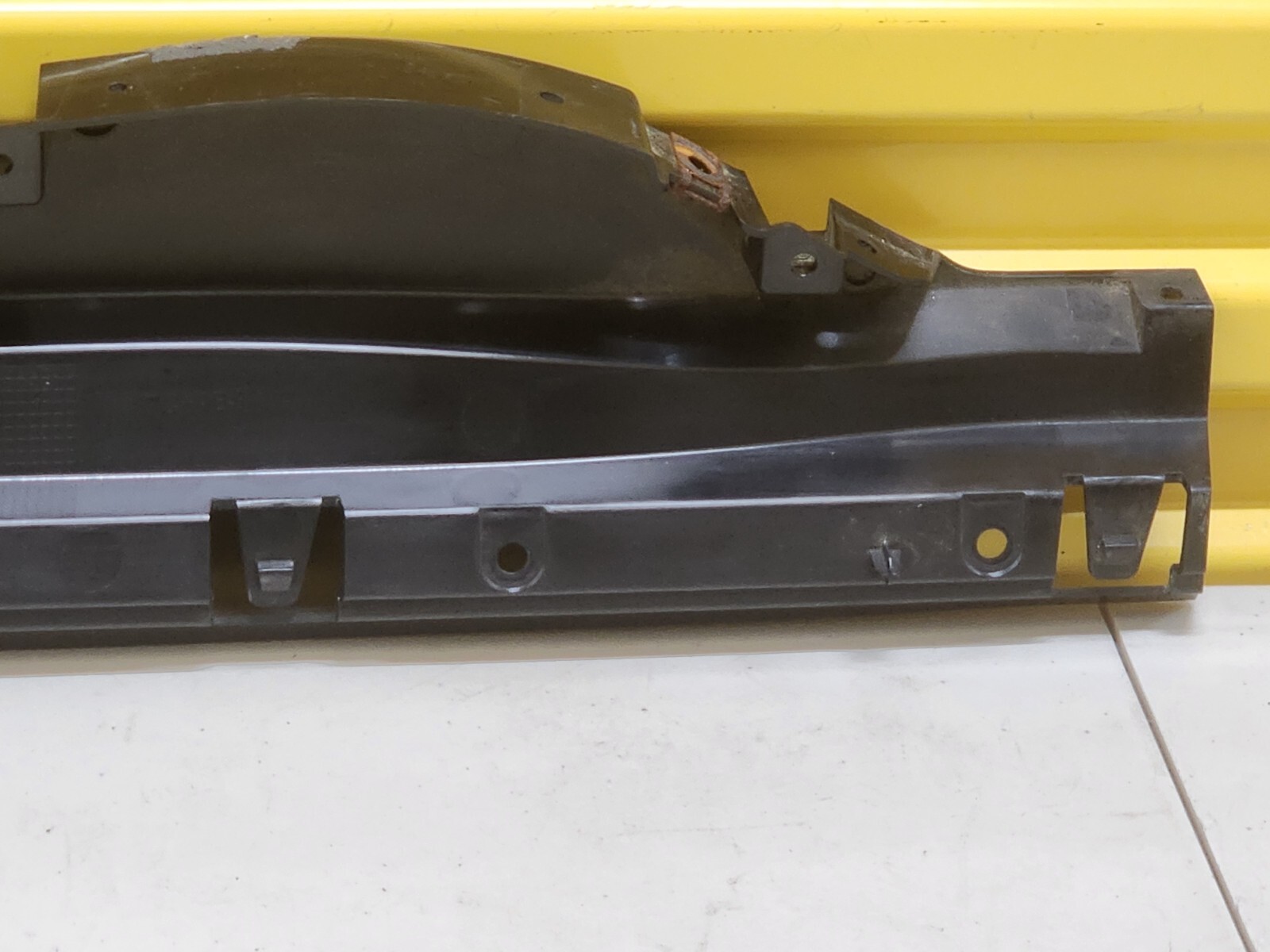MCLAREN SKIRT DOOR RIGHT MOLDING BRACKET OEM 22AC951GP GENUINE ORIGINAL OEM