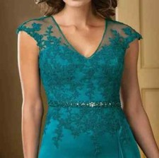 V-neck lace decal paired with pearl chiffon green elegant evening gown