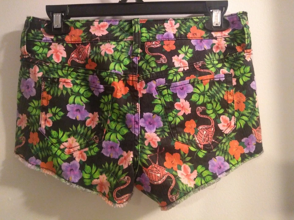 Pantalones cortos florales Lovesick Skeleton Flamingo para mujer talla 1 Foto 2 de 3