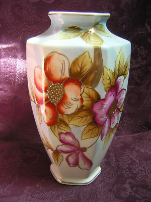 vintage 7 1/4'' vase, hand painted with gold trim, made in japan