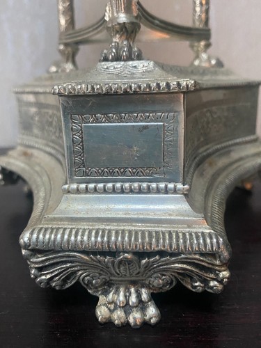 Jarrón trompeta sobre soporte neoclásico plateado cisnes cadenas ornamentado - Imagen 7 de 8