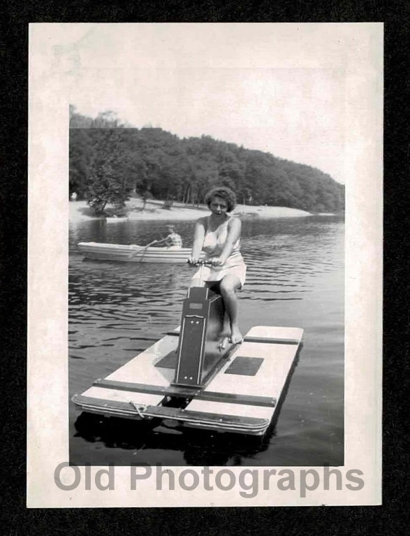 WOMAN HALTER SKIRT PEDALING PADDLE BOAT WOODLAND BEACH OLD/VINTAGE PHOTO- H367