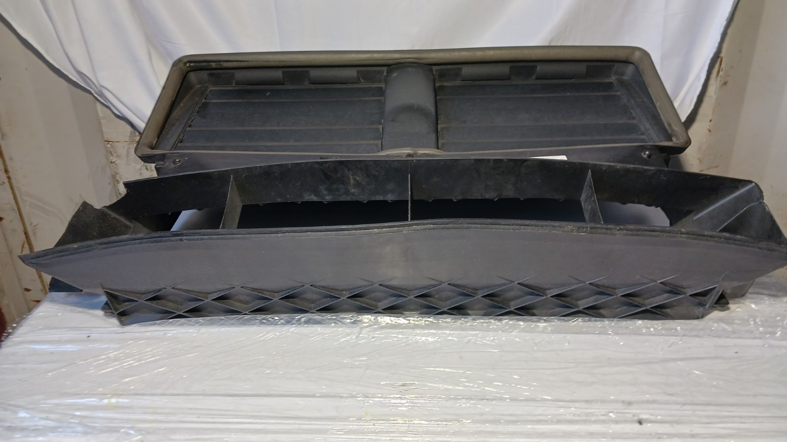 2017-2020 MASERATI LEVANTE 3.0L FRONT RADIATOR AIR DUCT SHUTTER GRILLE OEM