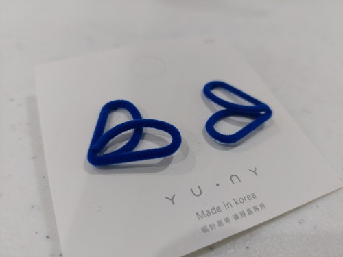 Nuovi orecchini a cuore blu profondo floccati fuzzy design sudcoreano importazione borchie - Foto 3 di 5
