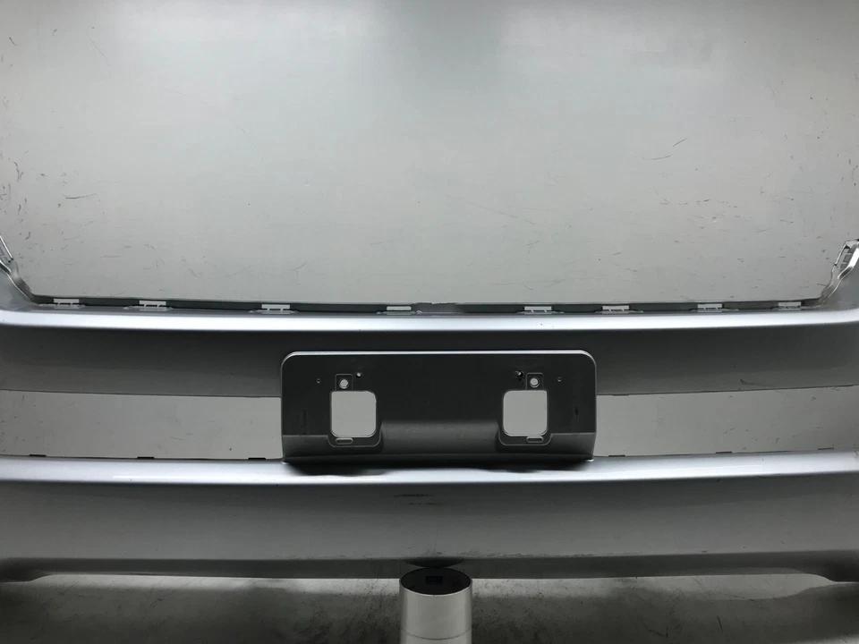 Cubierta de parachoques delantero plateada Toyota Land Cruiser 2016-2018 con orificios de sensor OEM Foto 3 de 4