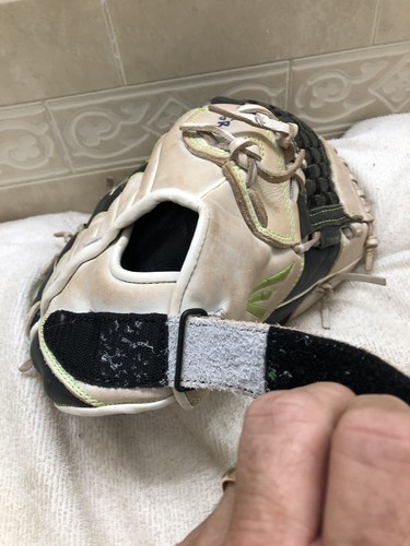 Easton Girls Fully Broken In Game Ready 12.5” Softball Glove Right Throw - Picture 11 of 19