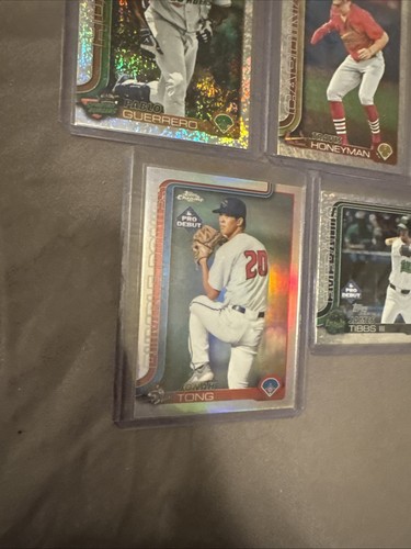 Lot de 8 cartes réfracteur chromé Topps Pro Debut 2025 /199 /175 - Photo 6/7