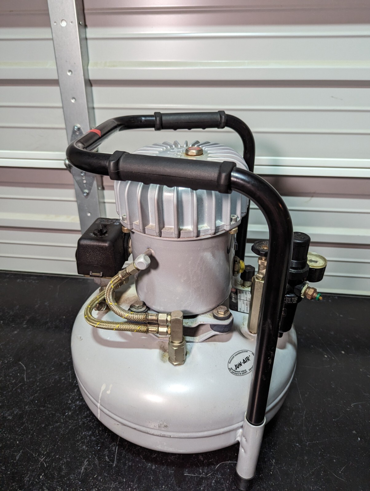 Jun-Air 1352000 Silent Compressor 6-S / 120 psi / 0.54 HP / 2.1 CFM / 15L / 120V