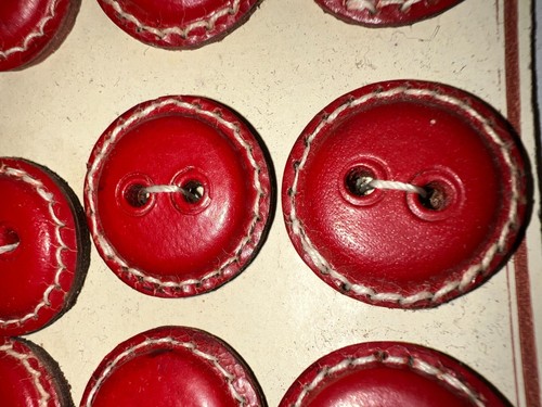 12 anciens boutons Maurice Brière Paris cuir rouge diamètre 2.2 cm N° 18 - Picture 2 of 3