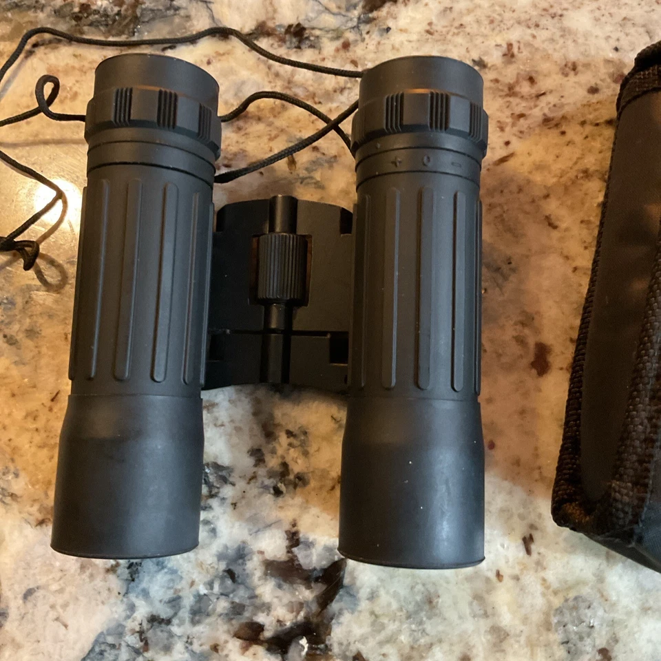 Bushnell 10 x 25 Binoculars  302 ft. at 1000 yds. -  w/case - EC - Image 3 of 3
