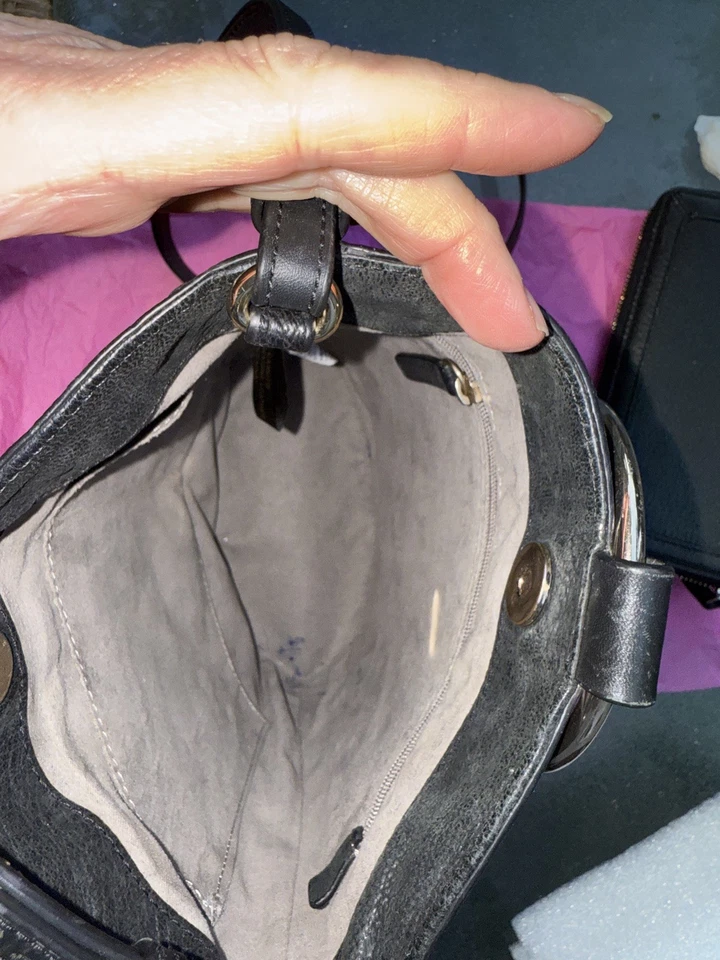 Bolso cubo de cuero Vince Camuto cuero negro/gamuza oro anillo asas o Xbody  Foto 2 de 4