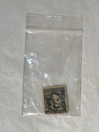 Vintage Uncirculated 1965 Lincoln 4c Black Engraved Stamp, F / VF Condition - Picture 5 of 7