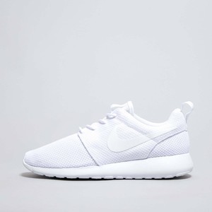 roshe run triple white
