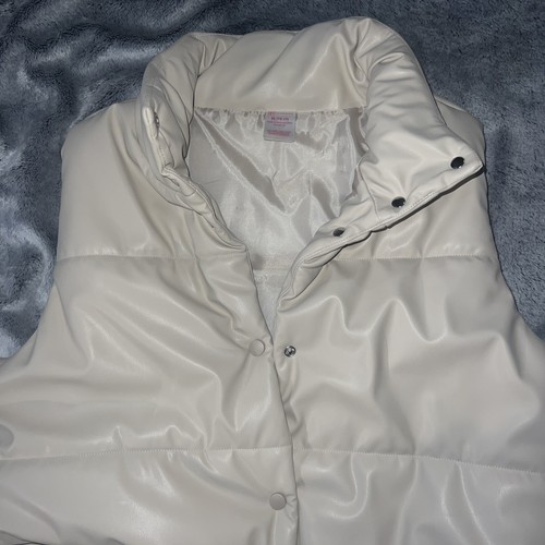 No Boundaries Women’s Puffer Vest - Picture 3 of 5