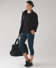 Lululemon Outrun 17" Size 8 CropScore Jacquard Black Indian Ocean / Black