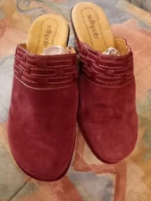 Soft Spot Womans Size 8.5 W Burgundy Suede Leather Slip On Clogs Shoes -Crew