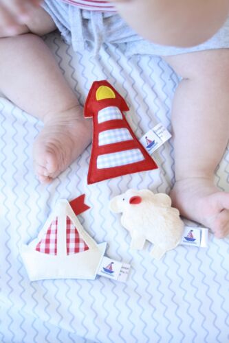 Süßes Baby Rassel SCHAF in beige mit roten Öhrchen aus weichem Polyesterfilz - Bild 3 von 5