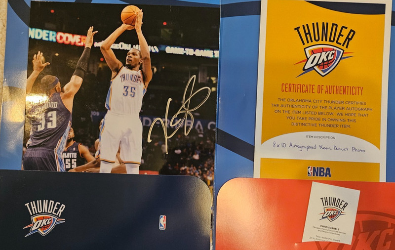 Kevin Durant autograph 8x10 picture with COA & Thunder folder