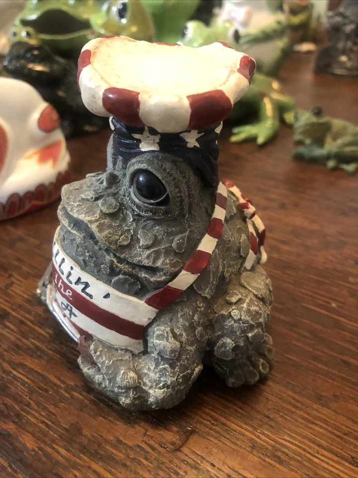 Estatueta engraçada de chef sapo “chillin’ in the USA” chapéu avental sapo decoração cozinha - Imagem 3 de 4