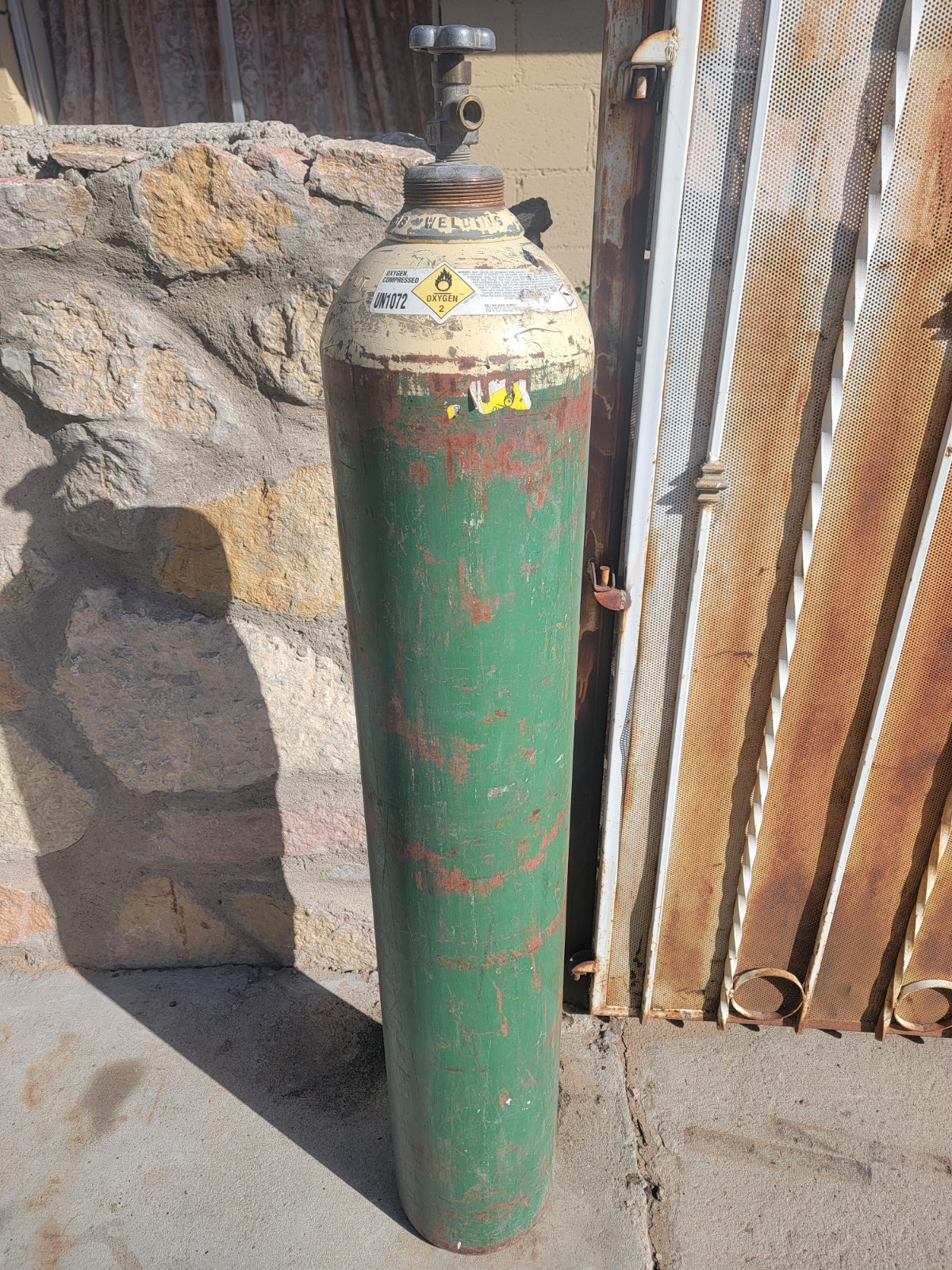 Oxygen Tank With Oxygen