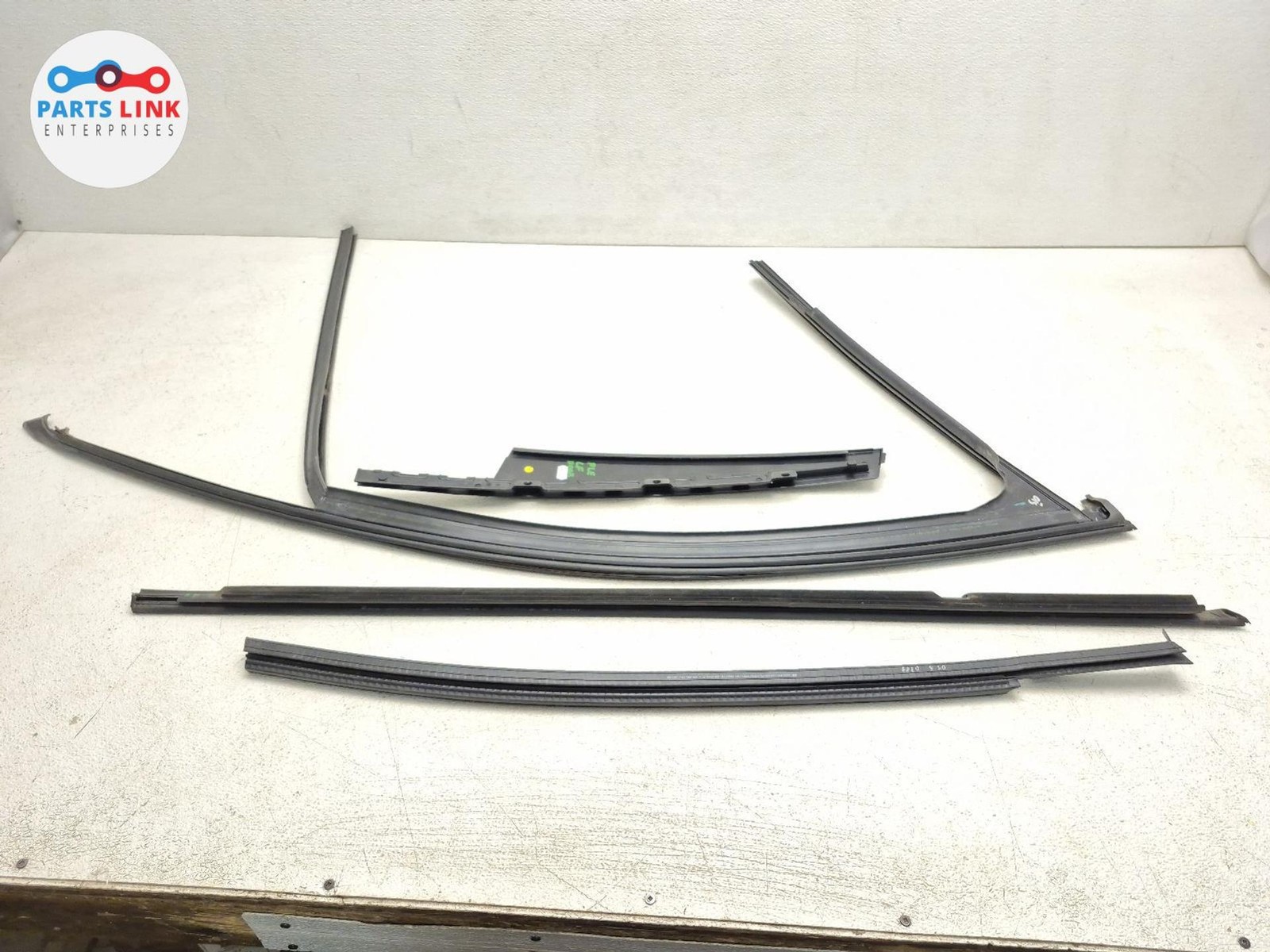 2016-20 BENTLEY BENTAYGA FRONT LEFT DOOR WEATHERSTRIP BELT MOLDING TRIM SET 636