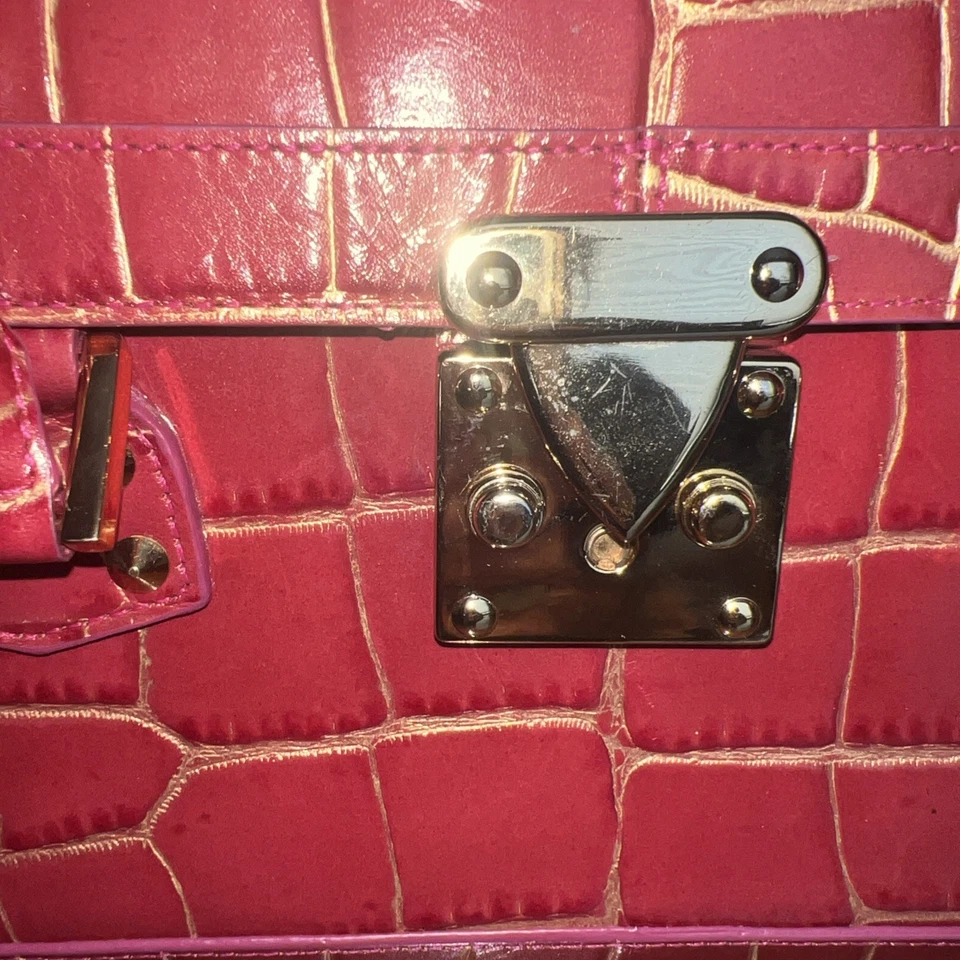 Cartera de Colección Nordstrom Cuero Genuino Rosa Audaz Grabado en Cocodrilo Cierre Dorado Foto 2 de 4