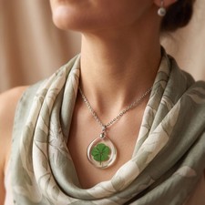 Five Leaf Clover Acrylic Charm Necklace with a Real Five Leaf Clover AN-5J