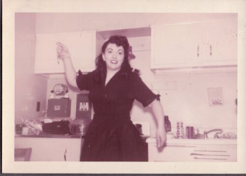 VINTAGE PHOTOGRAPH INTERIOR HOME KITCHEN WOMENS/GIRLS HAIR FASHION OLD PHOTO - Picture 1 of 1