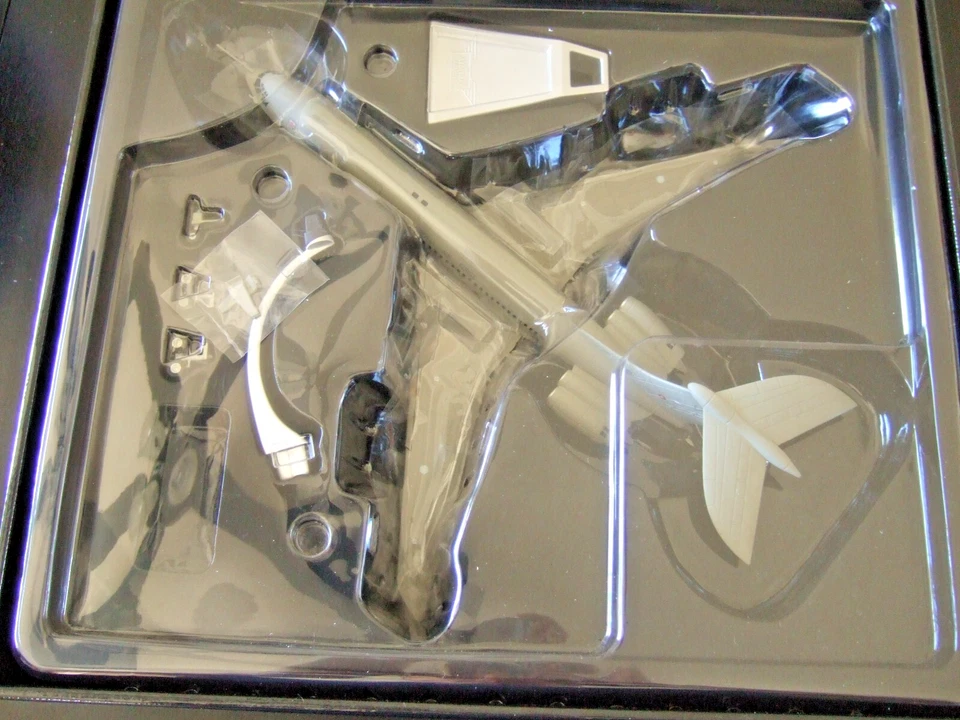 CORGI ARCHIVE VICKERS VC10 C.1K RAF 101 SQN BRIZE NORTON 1:144 AA37005 - Image 2 of 4