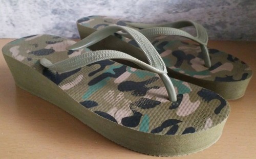 Women's Size 8 Camo Green Flip Flop Thong Sandals with Heel - Picture 2 of 6