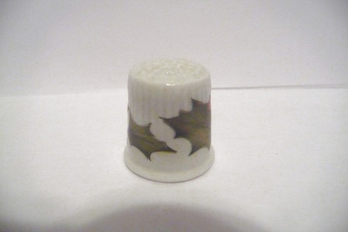 THIMBLE VINTAGE PORCELAIN BAREUTHER GERMANY HOLLY LEAVES &BERRIES - Picture 4 of 5