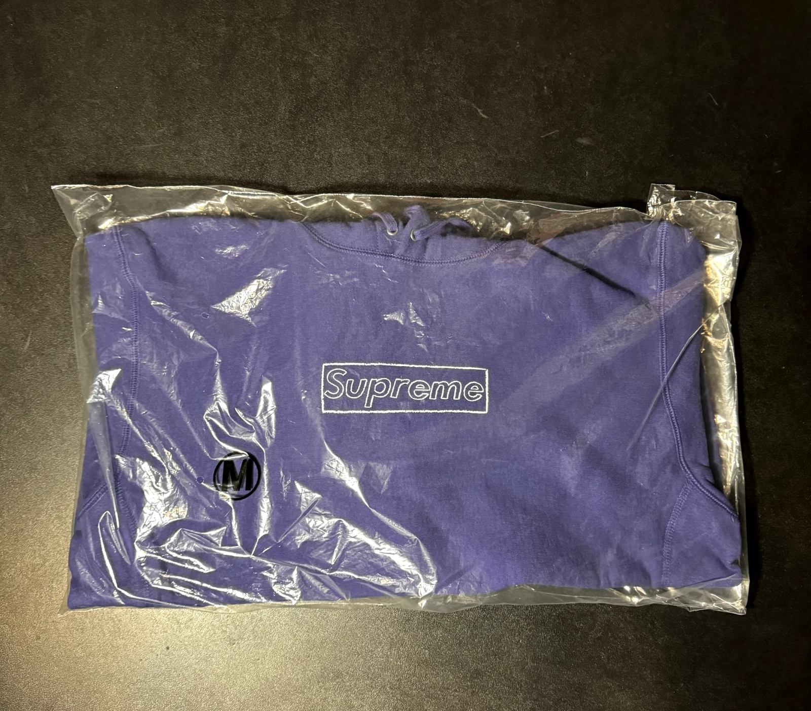 Sweat bleu marine délavé logo boîte craie Supreme x Kaws   Taille Medium   NEUF