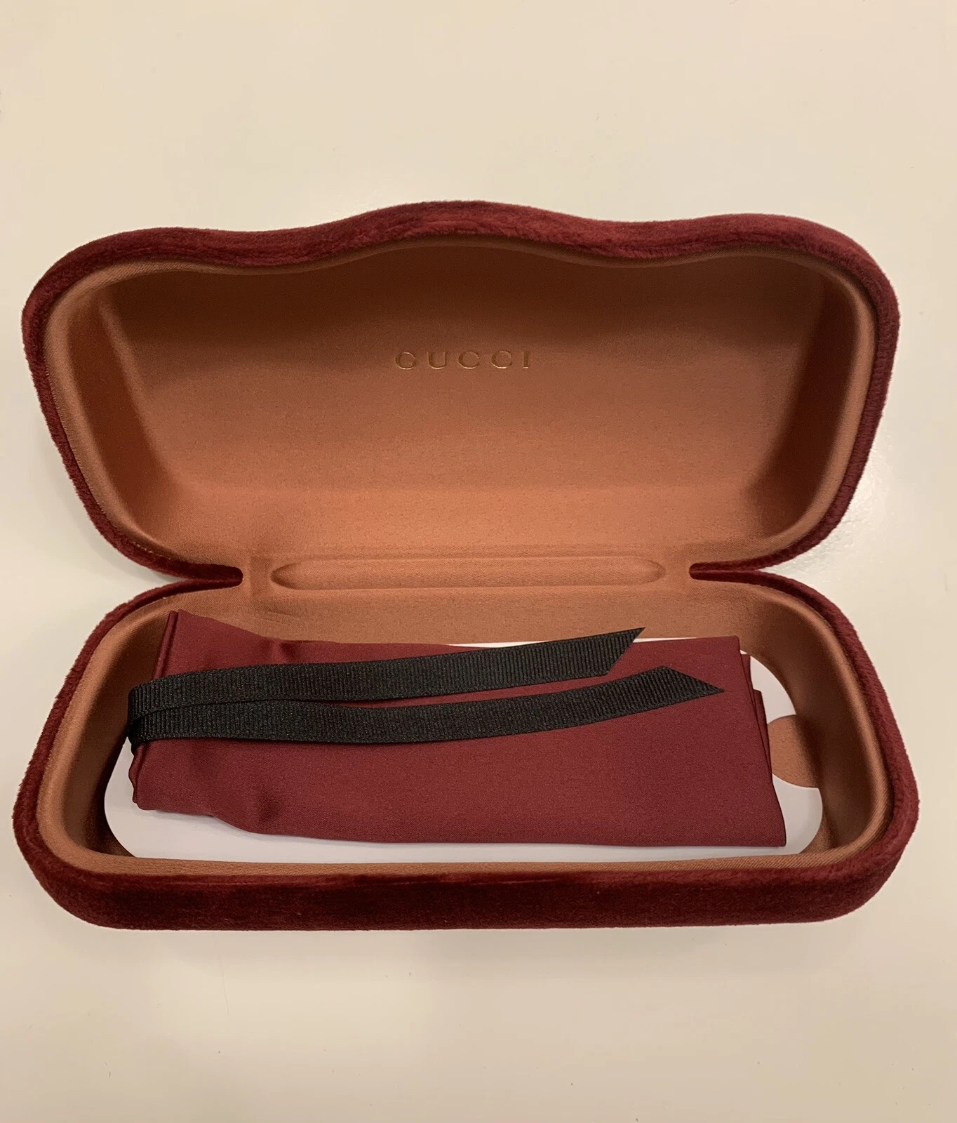 Ensemble étui à lunettes de soleil et accessoires de luxe velours Gucci