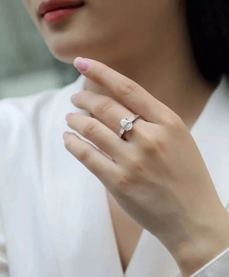 Anillo de compromiso para mujer de tres piedras de moissanita talla pera de 3,00 quilates de oro blanco de 14 k FN Foto 4 de 4