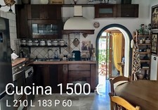 Cucina componibile in noce massello con finta muratura (L 210; L 183; P 60)