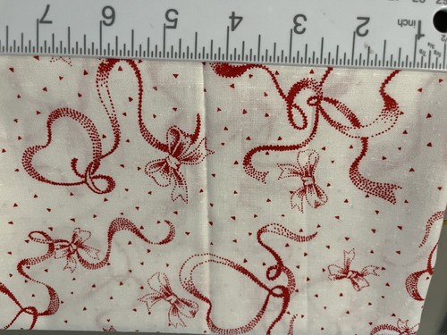 25-5-125 COTTON FABRIC-TEXTURED VALENTINES-HEARTS, RIBBONS-23X44" REMNANT - Picture 4 of 4