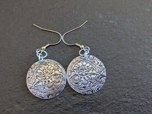 Pendientes colgantes o colgantes de aluminio plateado con patrón de flores - hechos a mano - Imagen 4 de 9