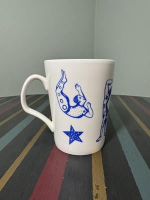 Janet Milner weiße Keramiktasse - blaues figuratives Kunstdesign - selten / Sammlerstück