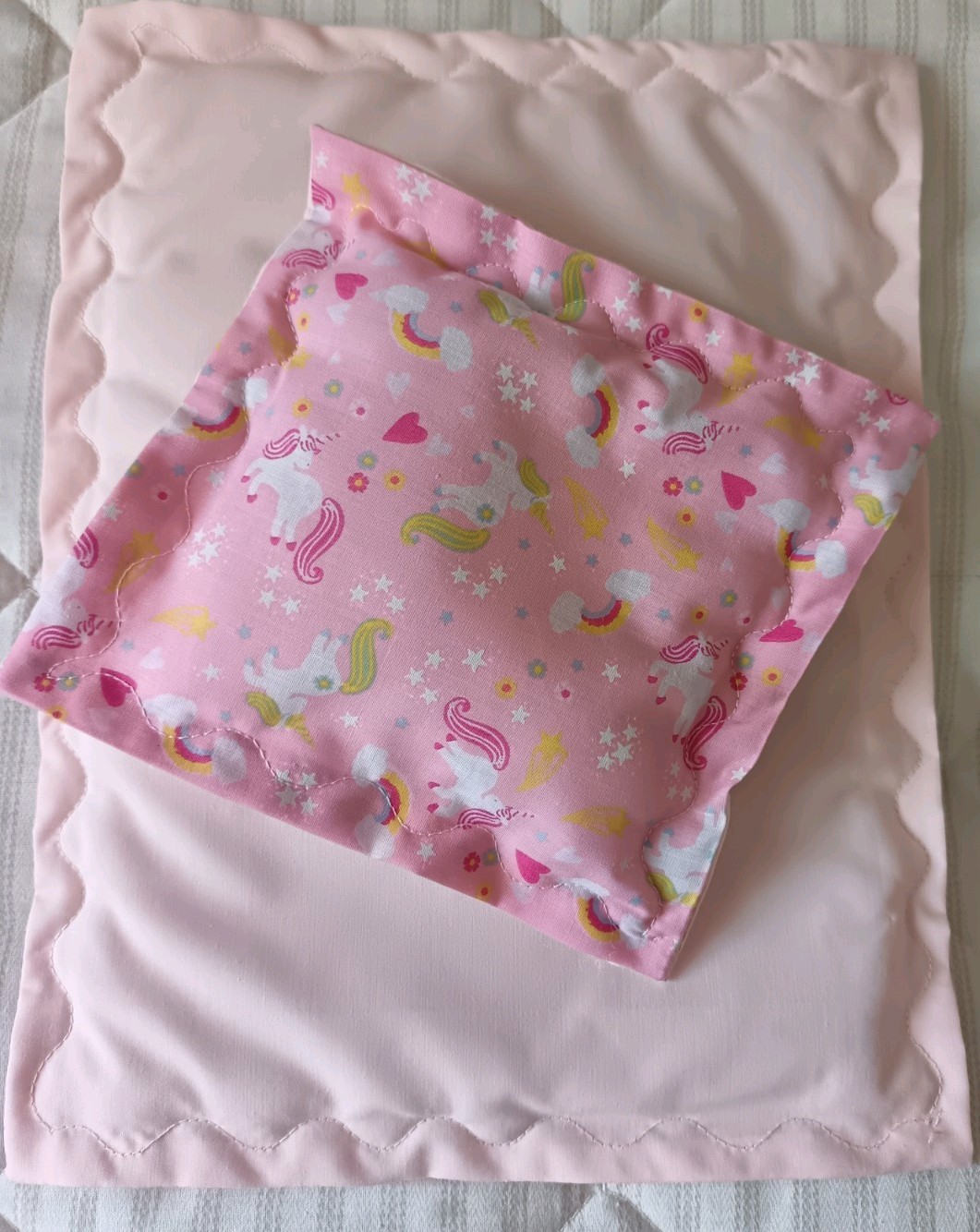 Carrozzina per bambole unicorno rosa con set lenzuola foto 4