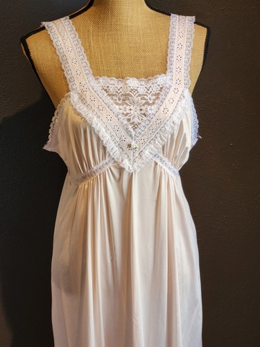 Van Raalte Large Long Pink Nightgown With A Short Lace Trimmed Shrug - Picture 6 of 12