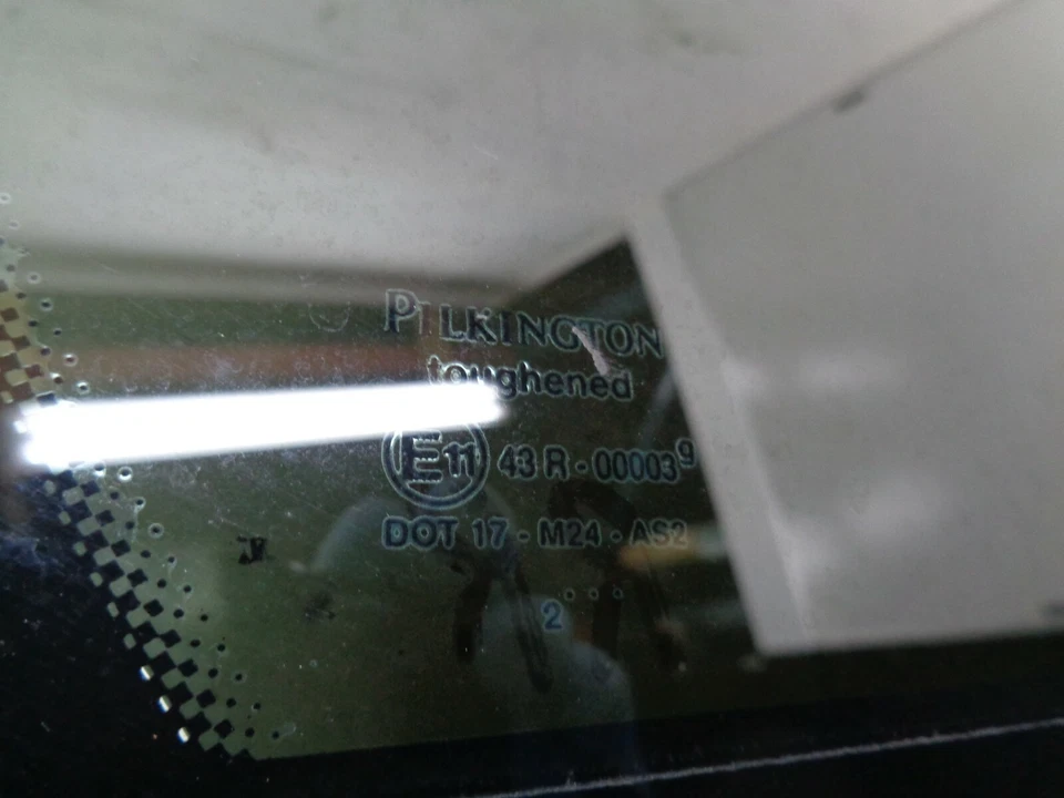 Тонированное оригинальное заднее левое вентиляционное стекло водительской двери 03–08 Jaguar S-Type AK211163 - Изображение 2 из 4