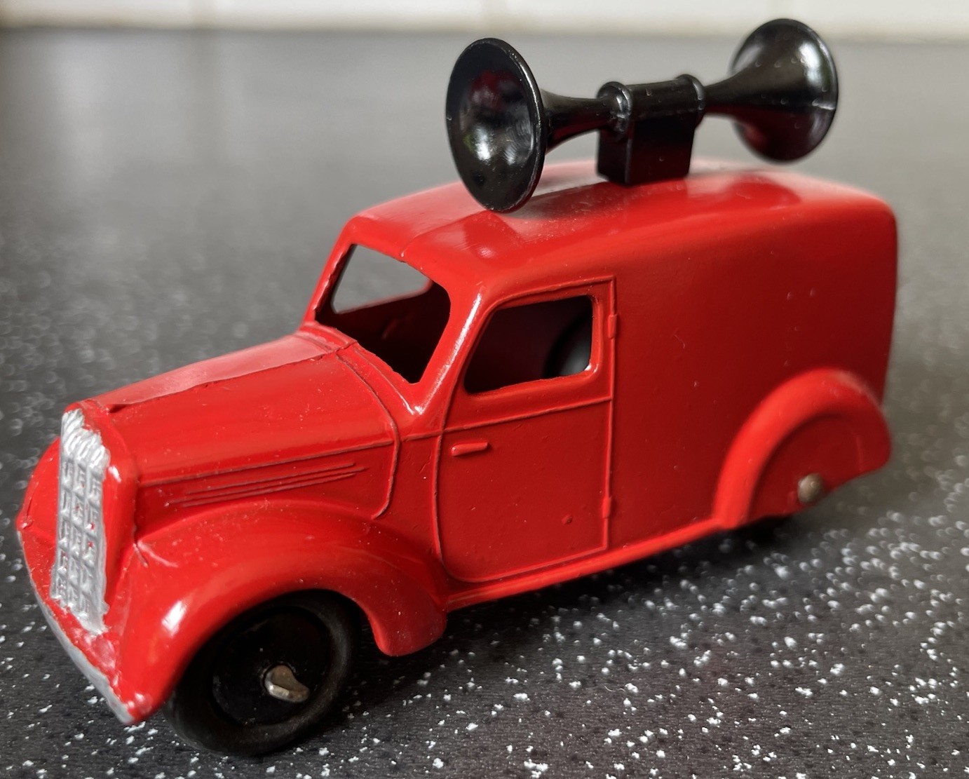 Dinky Toys 34C – Loud Speaker Van – Van Publicitaire Bleu – Échelle 1/43