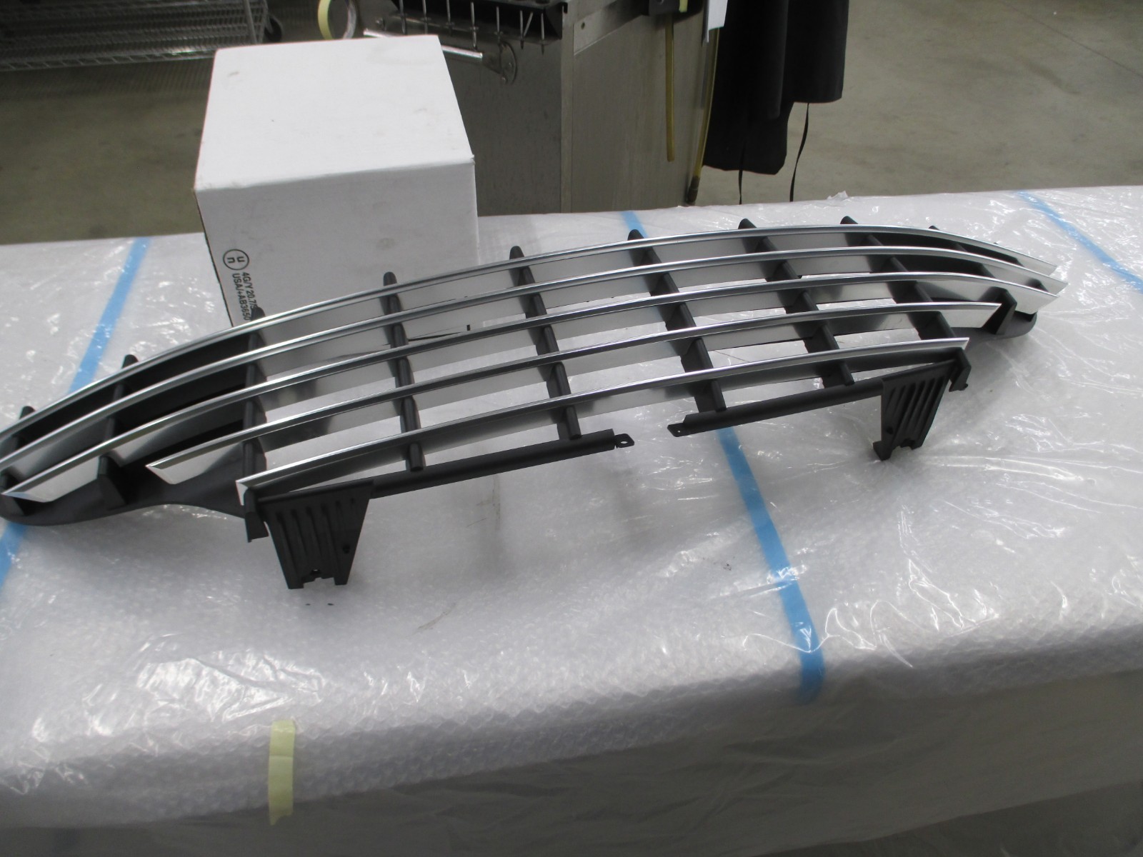 ASTON MARTIN DB11 OEM FRONT BRIGHT SILVER FRONT GRILLE
