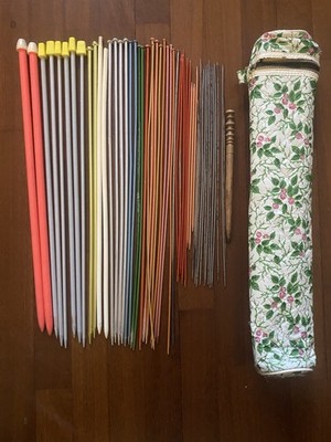 51 Vintage Strickeisen + Blumenetui 70er Jahre + gedrechselter Holzgriff (Nostepinne)