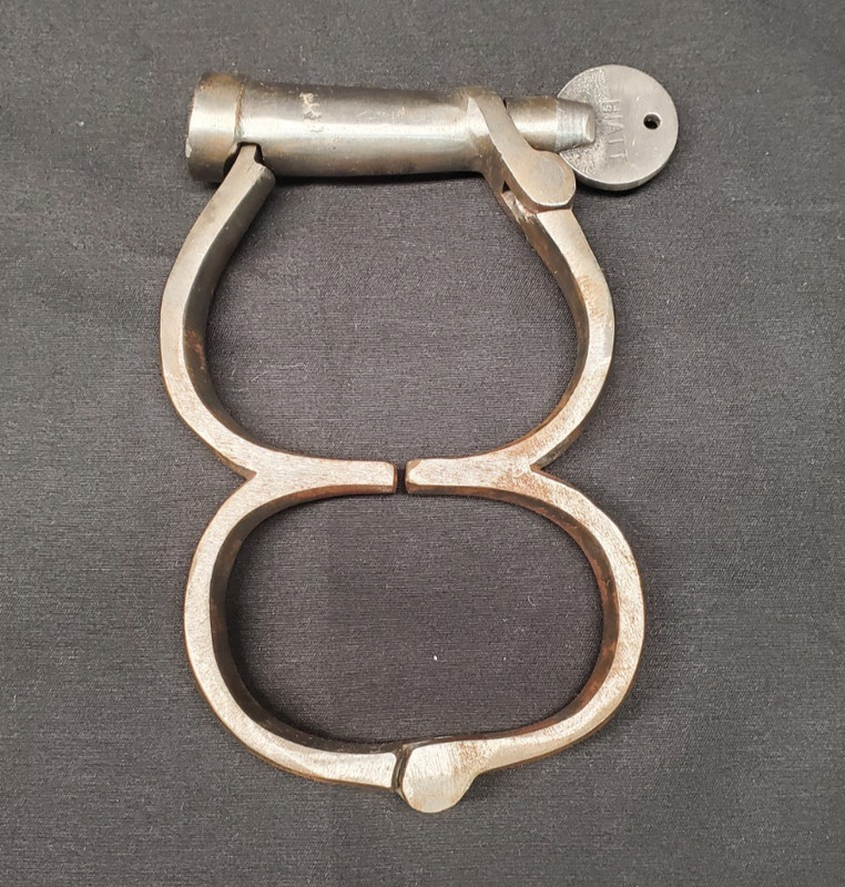Vintage Hiatt Figure-8 Rigid Handcuffs (Darby Pattern) with Key — British Made