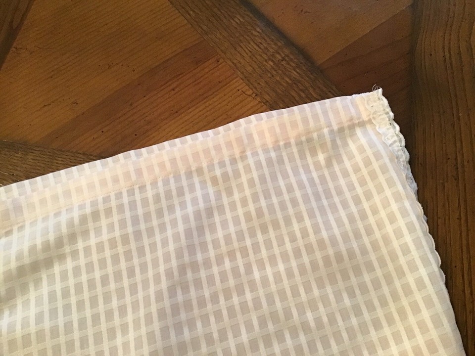 MATOUK Light Pink Check Twin Single Scalloped Coverlet White Eyelet