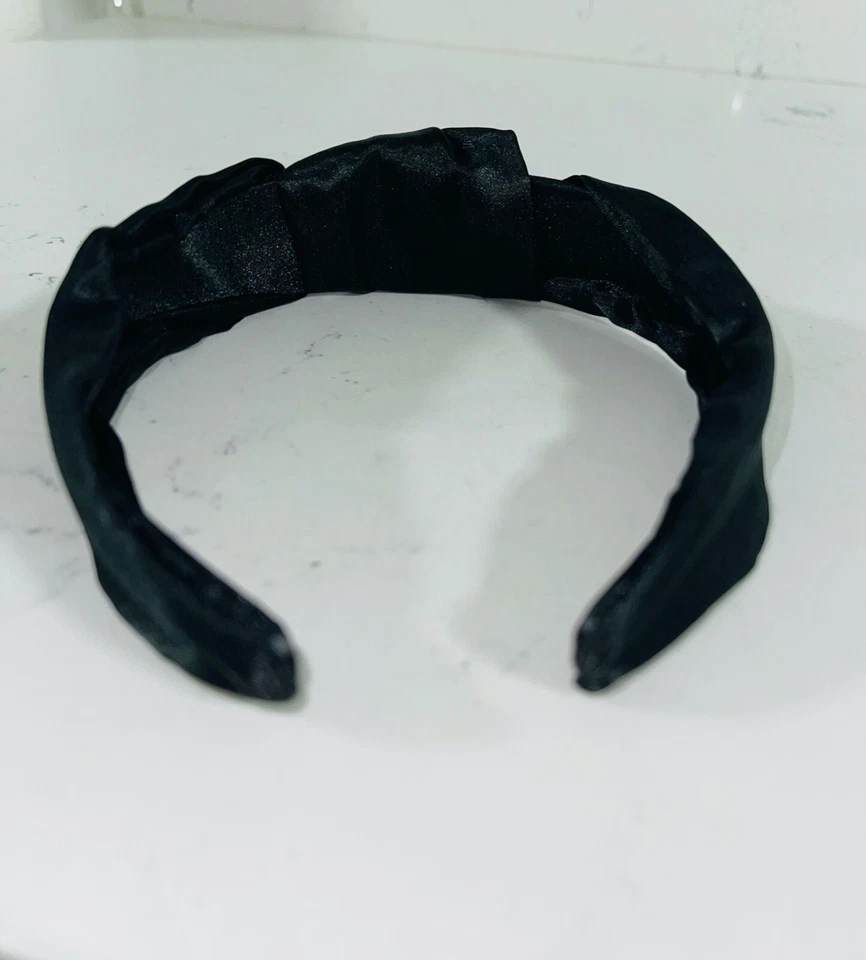 Diadema ROSA Victoria's Secret | Detalle superior anudado de tela satinada negra Foto 2 de 4
