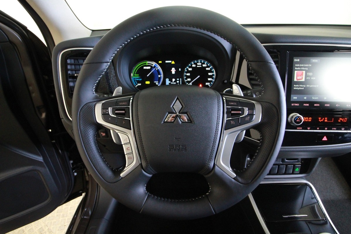 Mitsubishi Outlander 2,4 PHEV Inform+ CVT 4WD