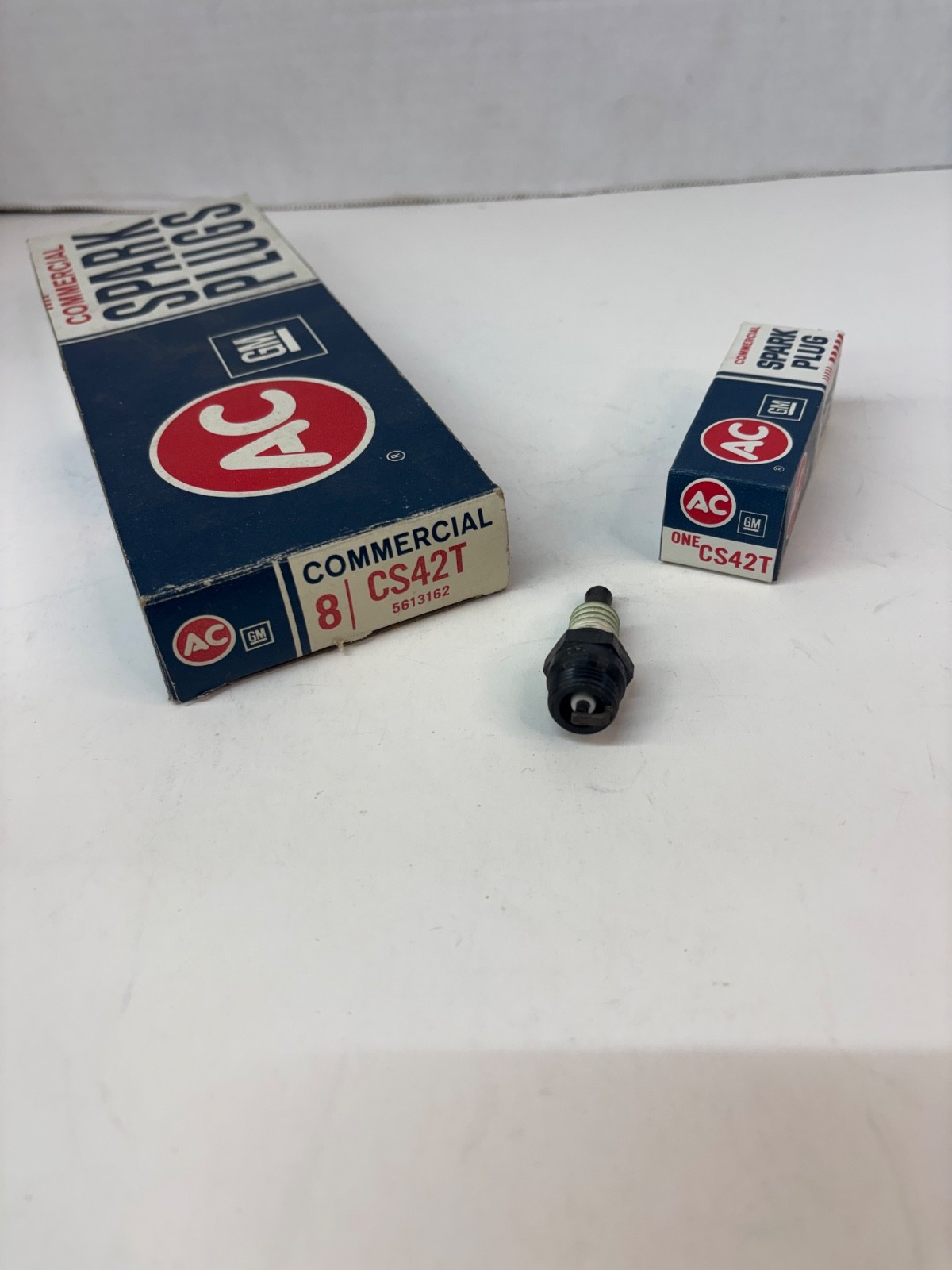 NOS A/C DELCO #CS42T GM# 5613162 8 COMMERCIAL SPARK PLUGS